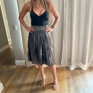 Women’s ASTR the Label Celeste Pleated Skirt in Metallic Bronze size L in EUC